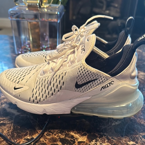 “SOLD”🔥🔥Women’s Nike Air Max 270 White/Black Sneakers - Picture 3 of 9